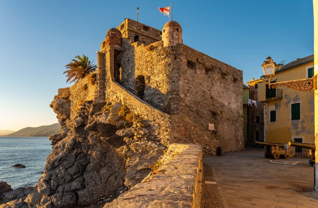 La struttura storica di Castel Dragone lungo il litorale di Camogli.