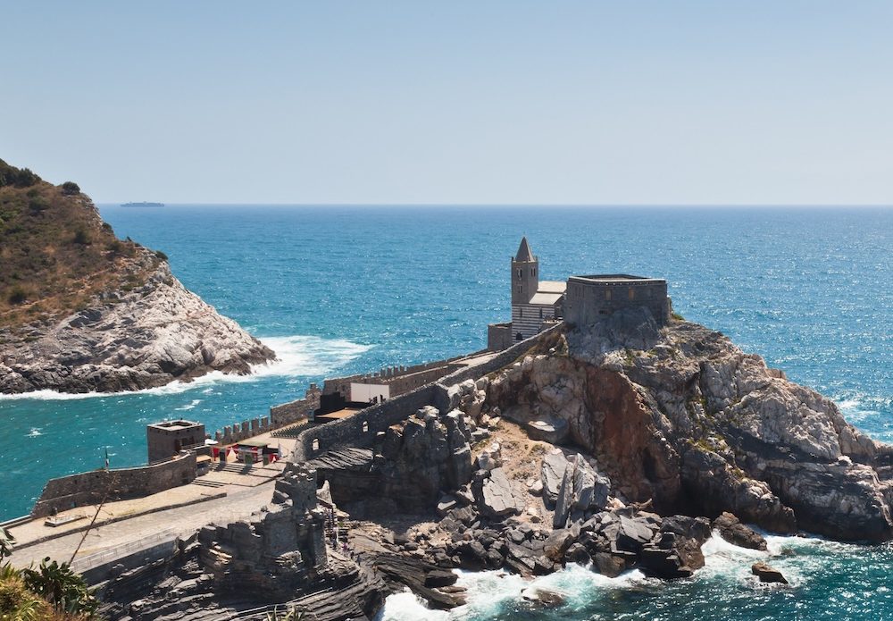 portovenere chiesta di San Pietro con prospettiva mare aperto